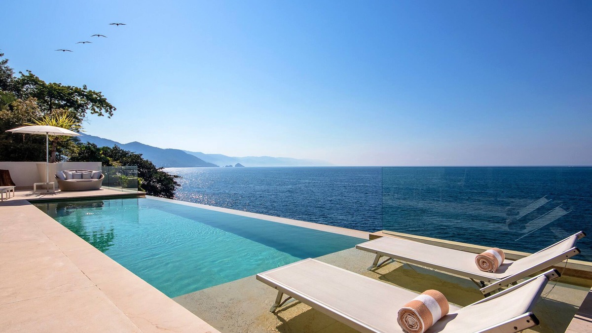 South Shore Hotel Area House | Luxury ocean front property, enjoy of the top Villa in the Bay , staff & pool !