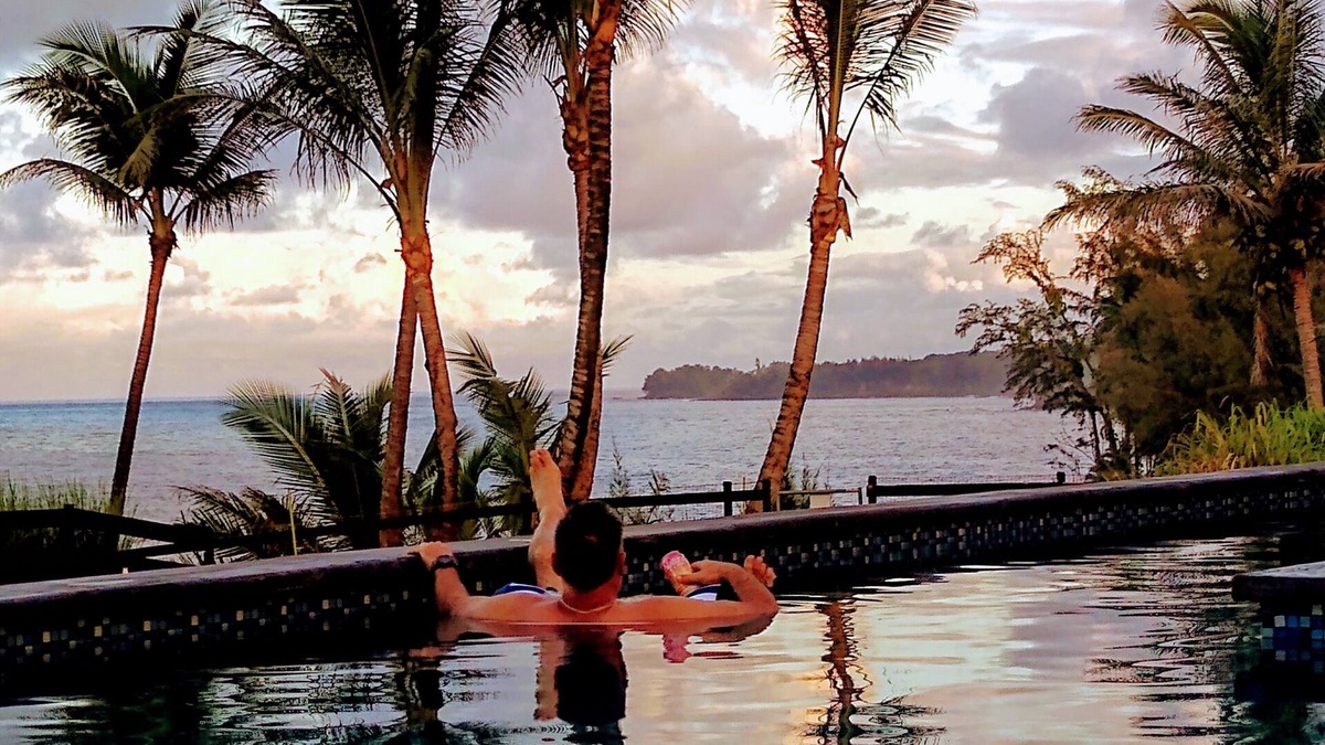 Hakalau House | Luxury Oceanfront Apartment Gated Cliffside Estate - Carriage - Beach 10m walk