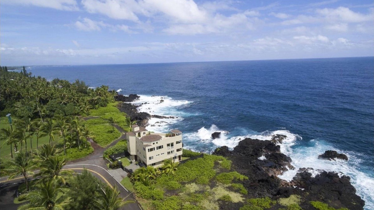 Kapoho House | Luxury oceanfront property with crashing waves and coastline views for miles