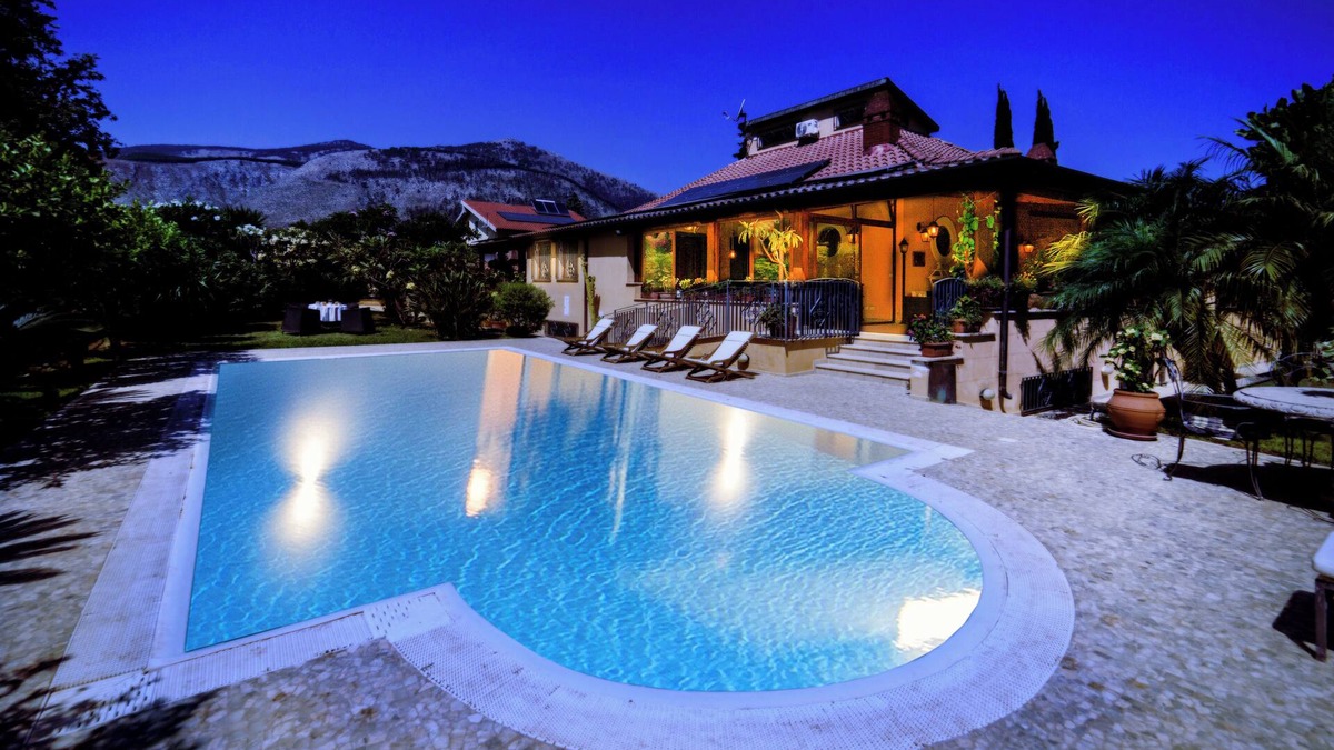Palermo Villa | Luxury, Palermo downtown, Mediterranean Park, 3 kms from Mondello beach