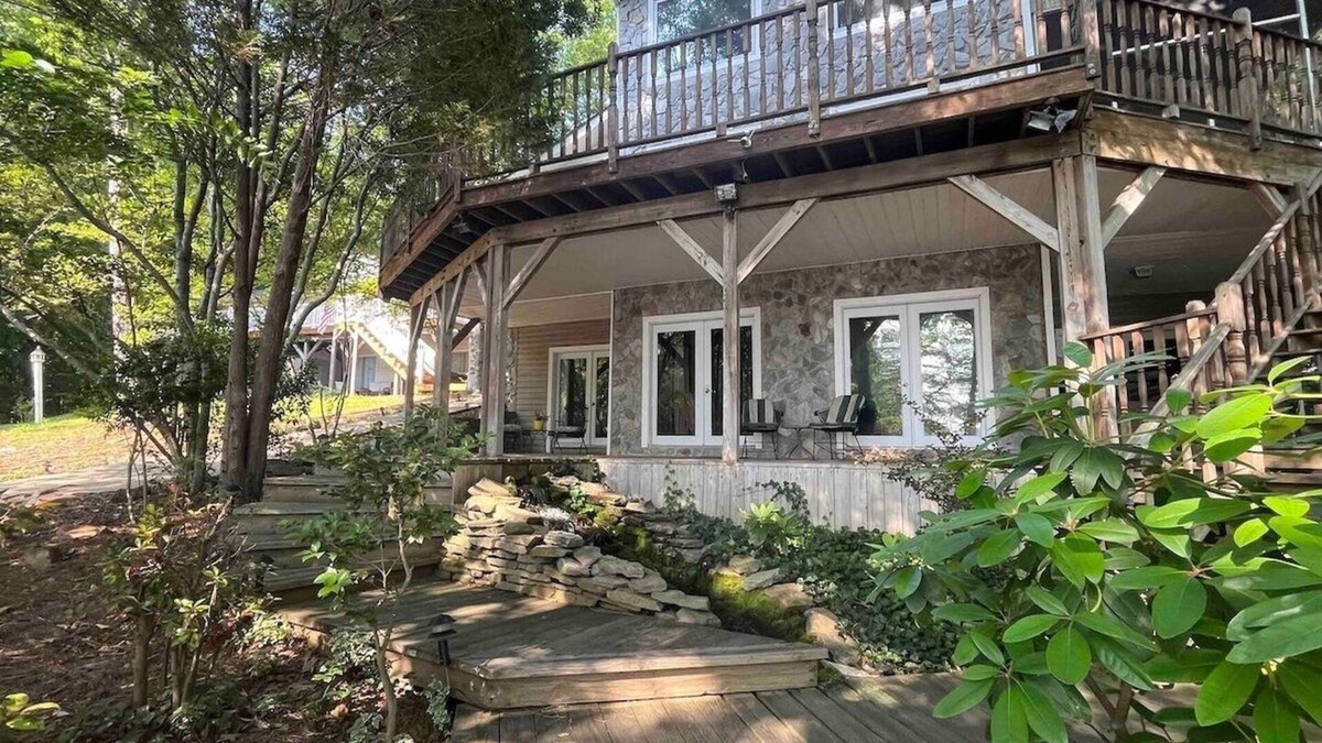 Southmont House | Luxury Paradise Awaits on the Lakefront