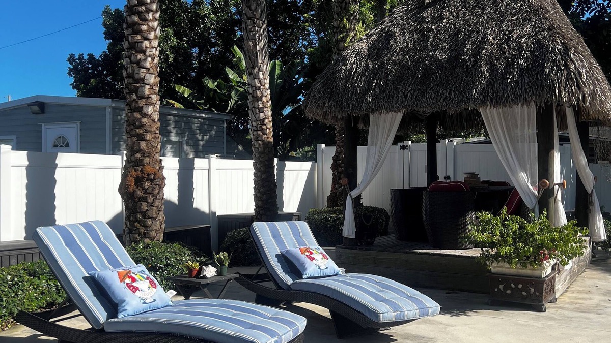 Ludlam Apartment | 🌺Luxury Paradise: Tropical Post-Op Style Edition 🌺