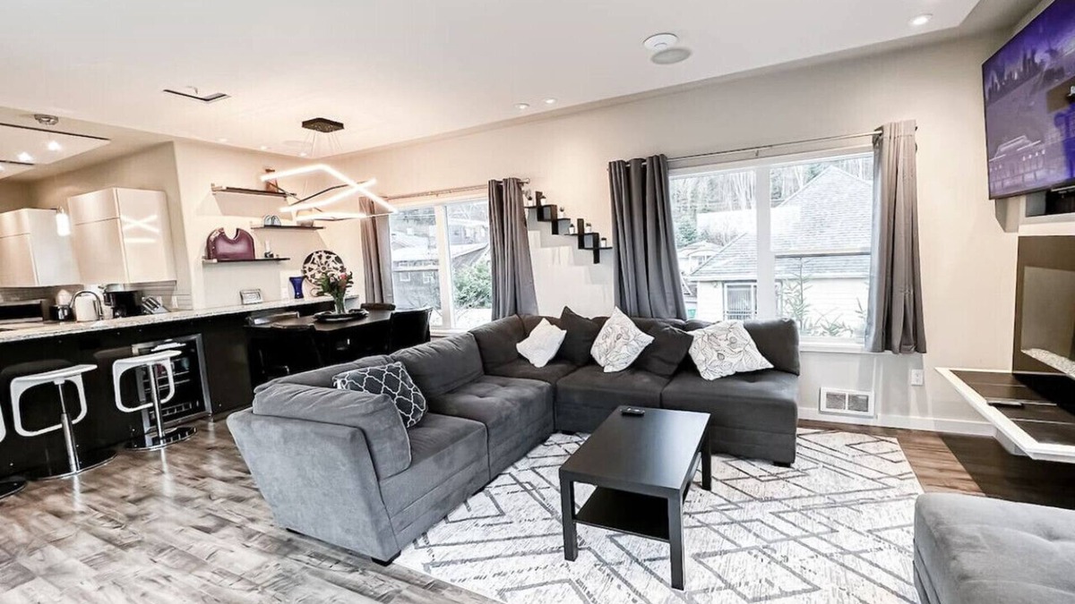 Lair Hill Condo | Luxury Penthouse: Panoramic City, Mountain & River Views with Office & Parking