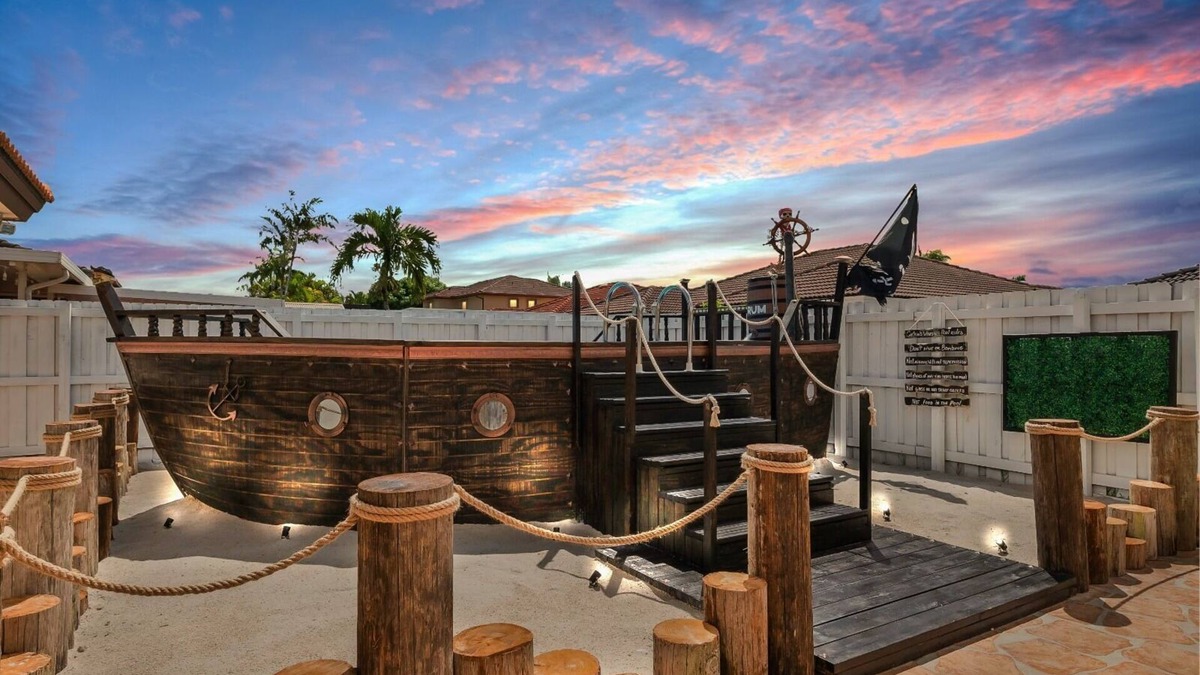 Richmond West House | Luxury Pirate Theme Pool House/16 Guest