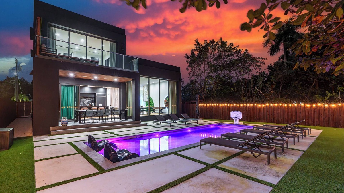 Buena Vista House | Luxury, Pool, Pool Table, Backyard, Grill, Near Little Haiti & Design District