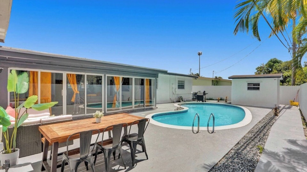Ives Estates House | Luxury Pool Villa 5BD 4BA