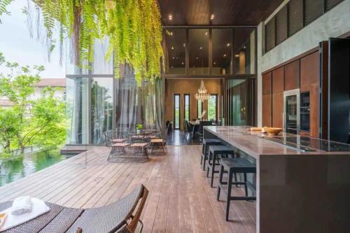 Sukhumvit Villa | Luxury Pool Villa with Jacuzzi & Lift by Thonglor