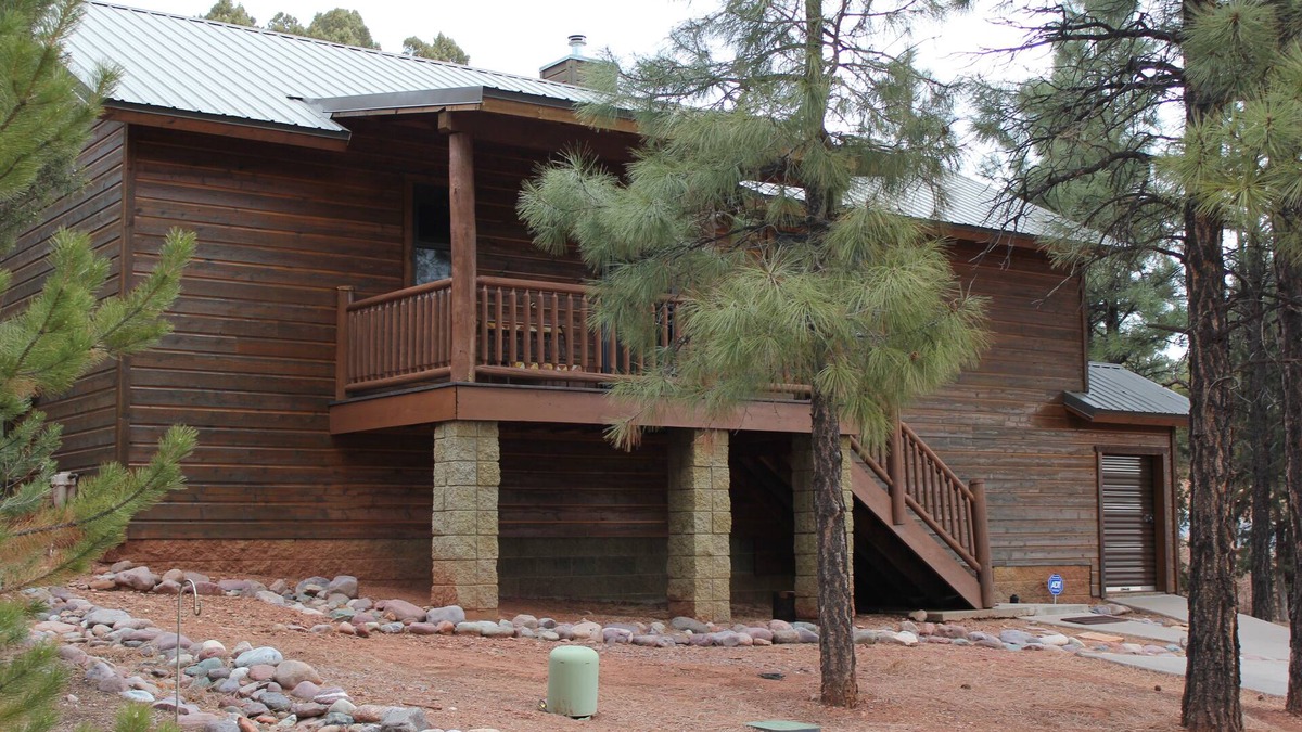 Show Low Cabin | Luxury/Privacy w/pine trees, 2 covered decks, free WiFi, DISH 250 package, 4 TVs