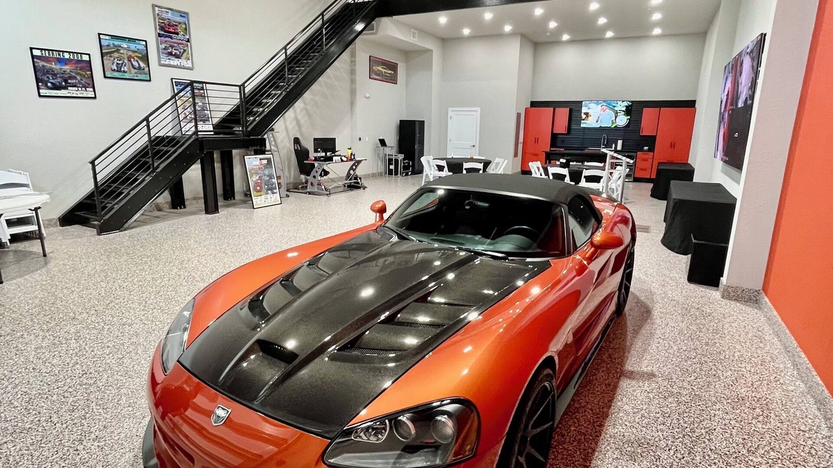 Highland Apartment | Luxury Racing Garage…make Sebring your play ground.