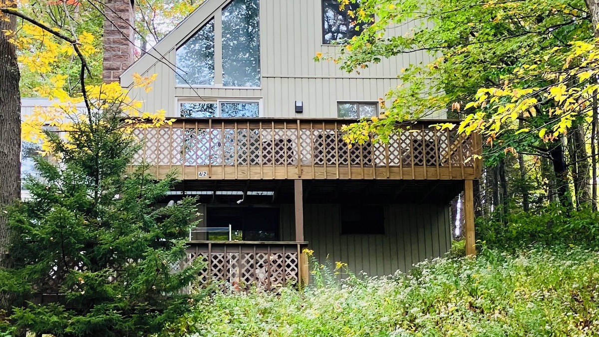 West Dover House | Luxury Renovated Mount Snow Chalet with Upscale Amenities– Sleeps 12!