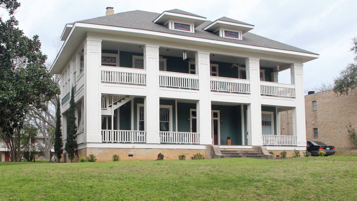 Brenham House | Luxury Rental, long term UNFURNISHED except appliances are included. 1st floor