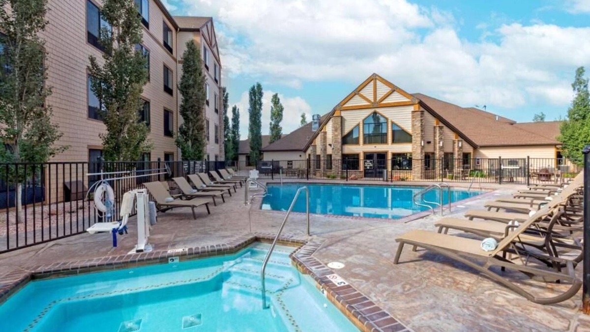 Bryce Canyon Hotel | Luxury Retreat in Nature's Embrace! Outdoor Pool, Free Parking, Free Breakfast!