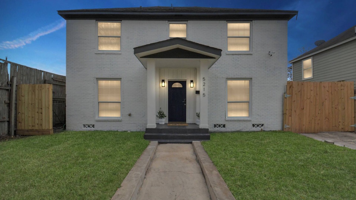 MacGregor House | Luxury Retreat close to all major locations-Sleeps 20-Pergola-Private Parking