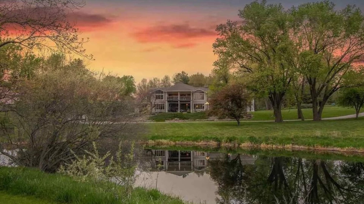 Ashland House | Luxury Retreat for Large Groups 10BR Estate in Scenic Ashland, NE