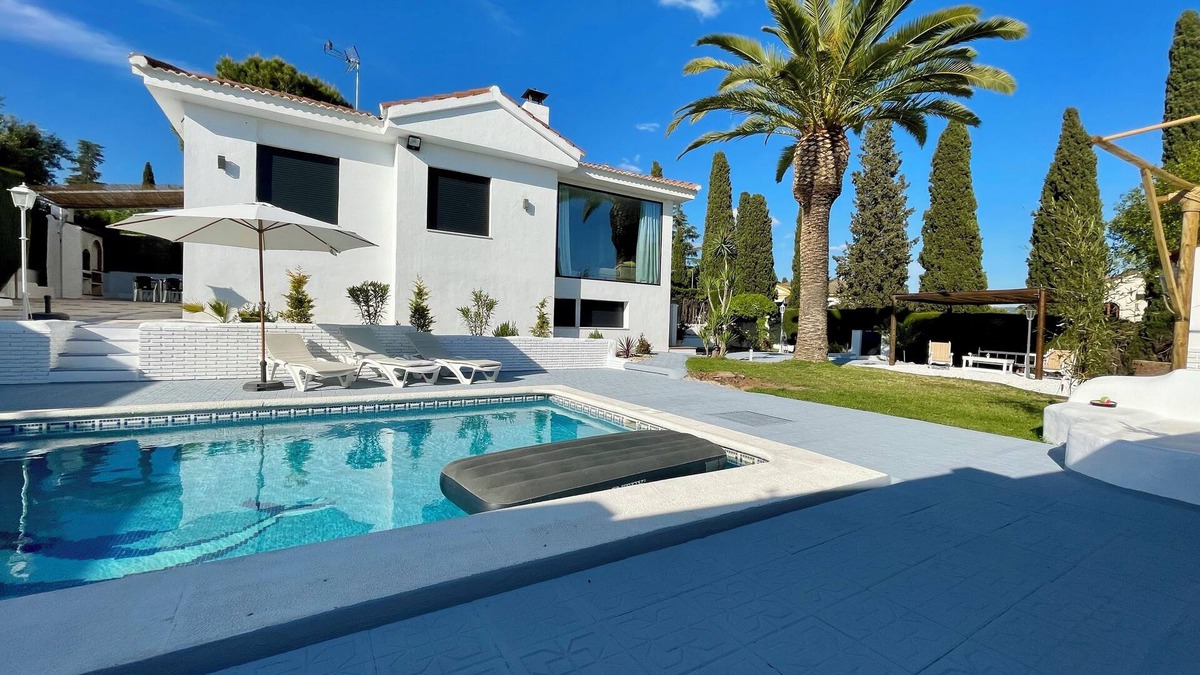 Peligros Ski Chalet | Luxury Retreat in Monteluz: Pool, Gardens & Privacy. Granada