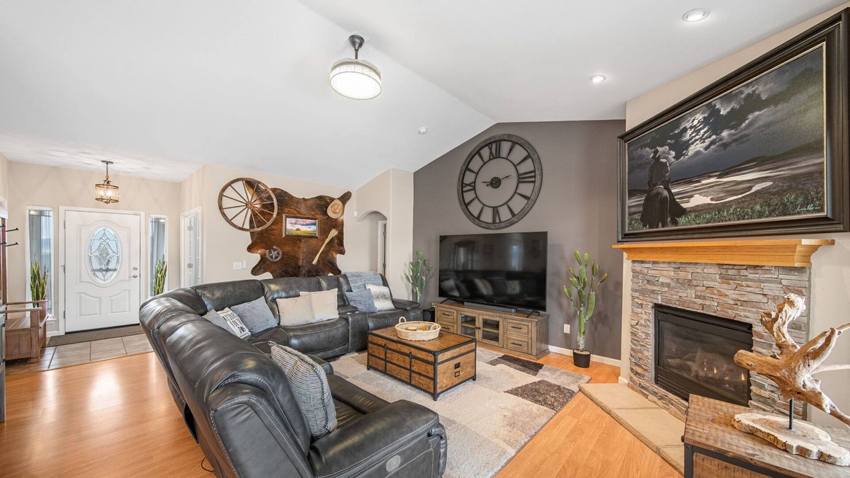 Lyon County House | Luxury Retreat near golf, fishing, raceway, UTV great for Large Families,Dogs OK