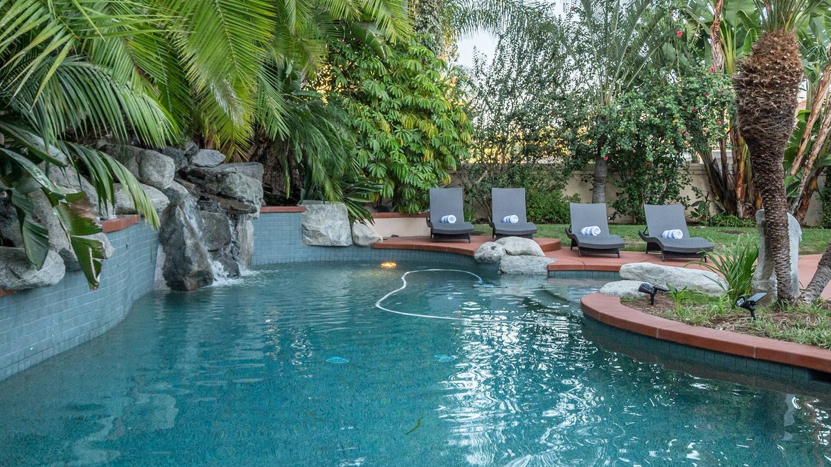 Felicita House | Luxury Retreat-Pool/HotTub/Game Room/Putting Green
