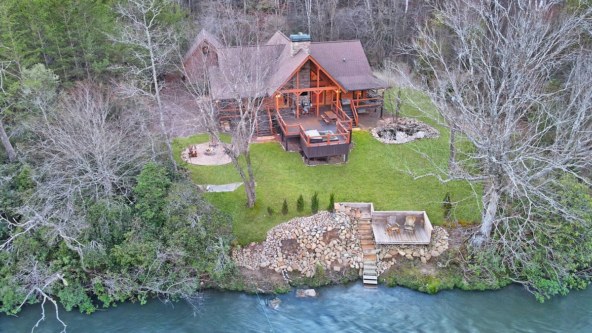 East Ellijay Cabin | Luxury Riverfront Cabin - Pet Friendly