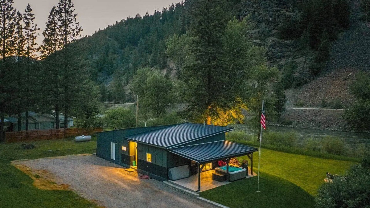 Missoula Cabin | Luxury Riverfront Retreat on Montana's Iconic Blackfoot River with Hot Tub