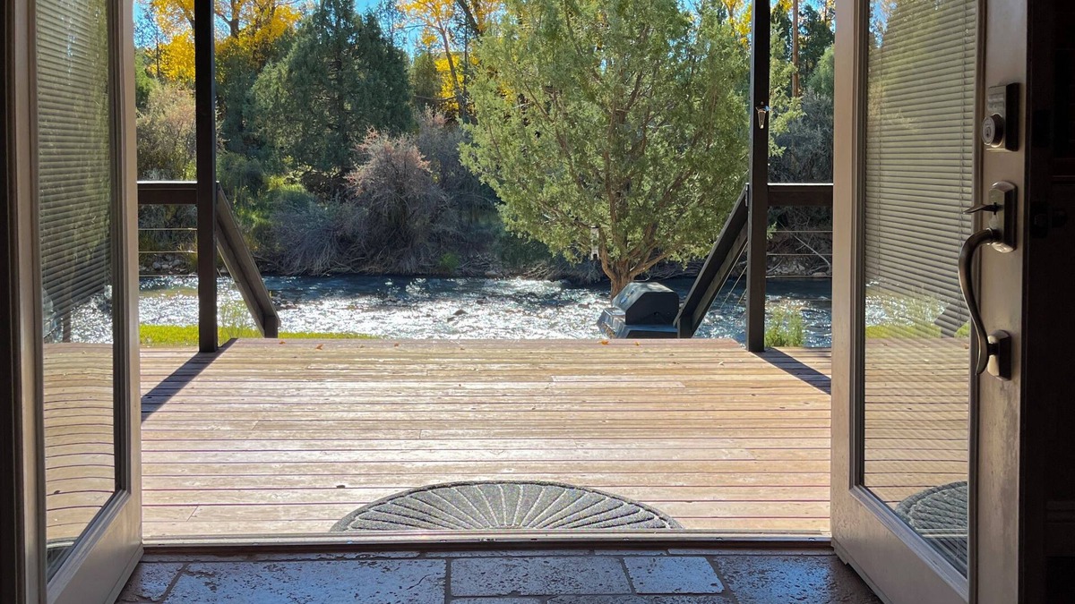 Hatch Cabin | LUXURY RIVERFRONT RETREAT: PET FRIENDLY: BRYCE/ZION, RAFTING, FISHING, HIKING