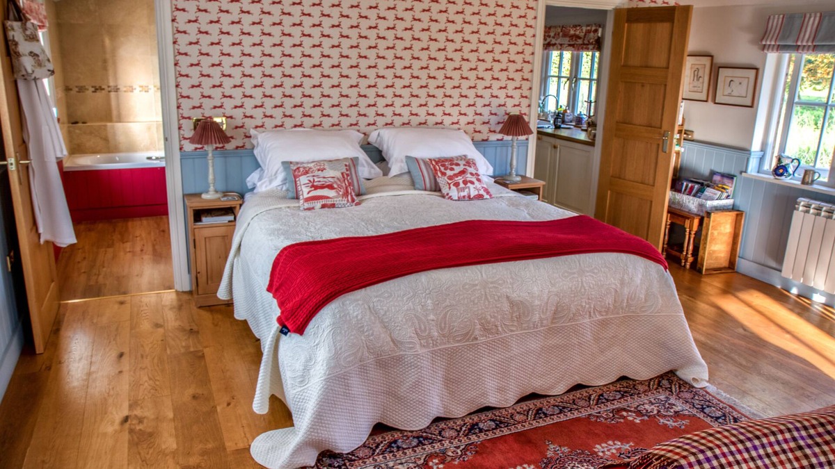 Wilton Cabin | Luxury riverside lodge in idyllic setting