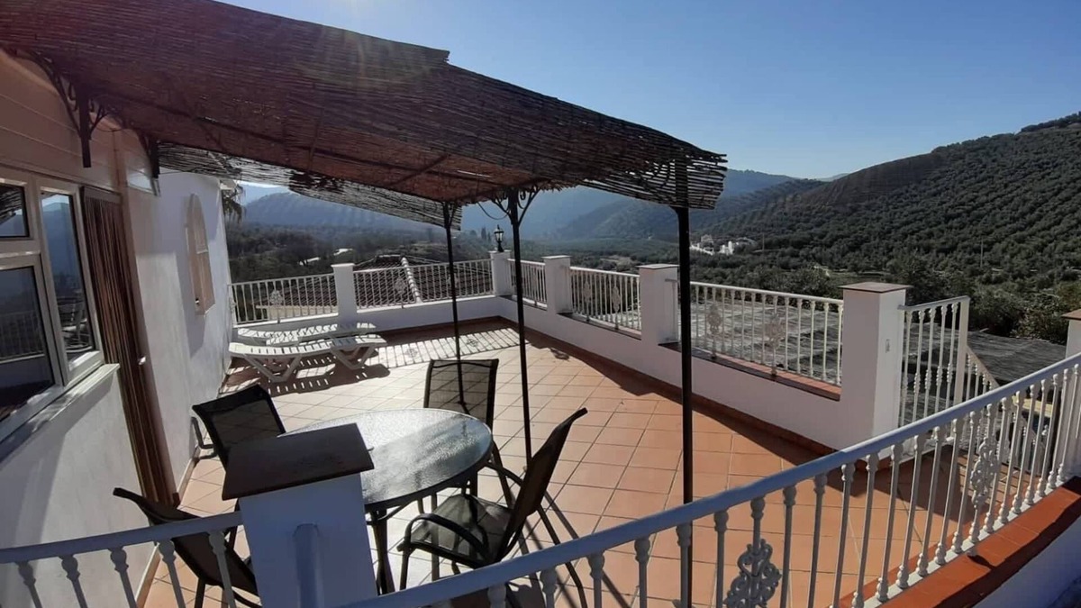 Iznajar Apartment | Luxury Roof Terrace Apartment With Amazing Views, a chlorine free Pool/hot tub