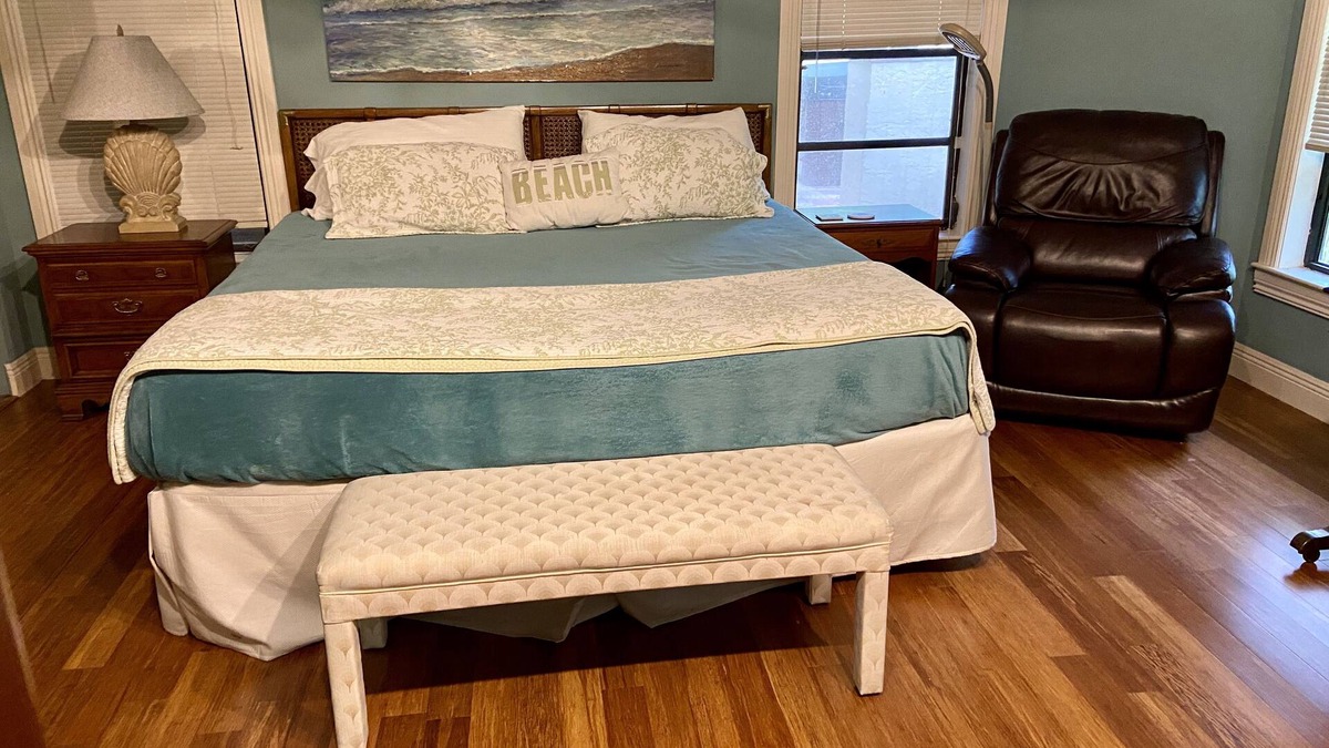 Hunt Club Bed & Breakfast | LUXURY ROOM with KING TEMPUR-PEDIC BED -IN EQUESTRIAN COMMUNITY