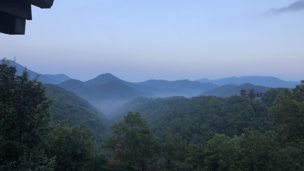 Gatlinburg - Pigeon Forge Cabin | Luxury Rustic Wood Cabin Breathtaking Mountain View’s HotTub, Fast WiFi, POOL