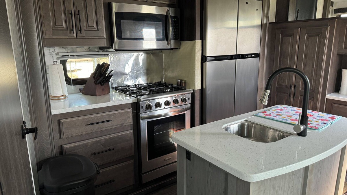 St. Anthony House | Luxury RV in Saint Anthony near the Sand Dunes and Yellowstone