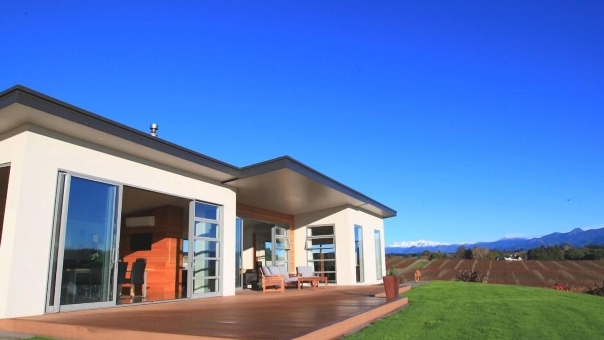 Tasman House | Luxury Seaside Vineyard Home