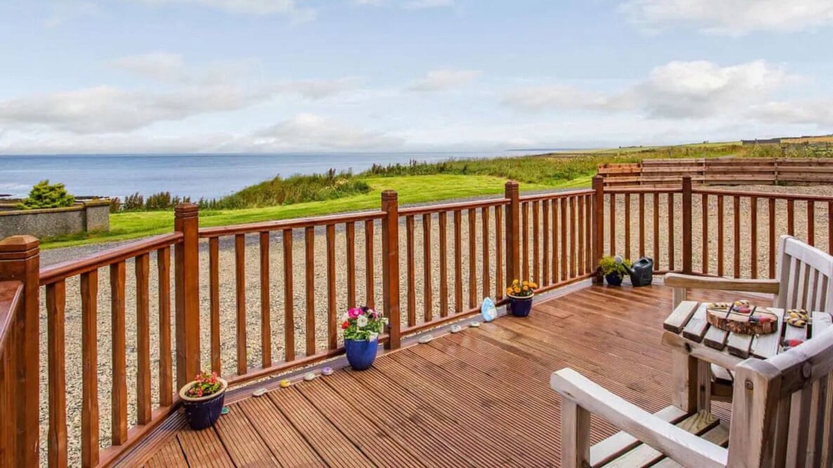 Hunspow Ski Chalet | Luxury Self Catering Lodge with private Hot Tub and Decking. Pet friendly