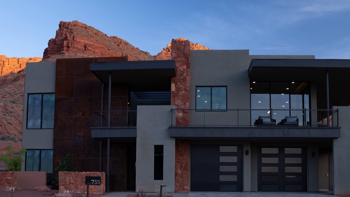 Ivins House | Luxury Service 5 Bedrooms - Sleeps 10 – Private Pool - Daily HSK