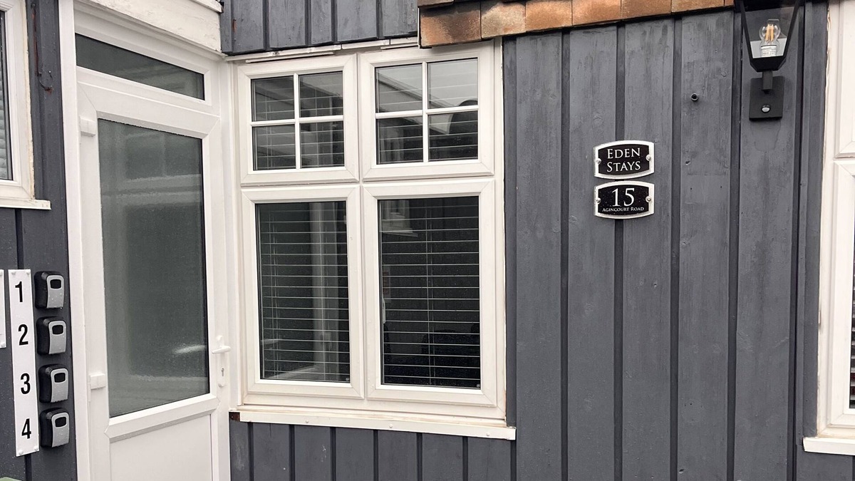 Coventry House | Luxury serviced accommodation with private room and communal kitchen/bathrooms