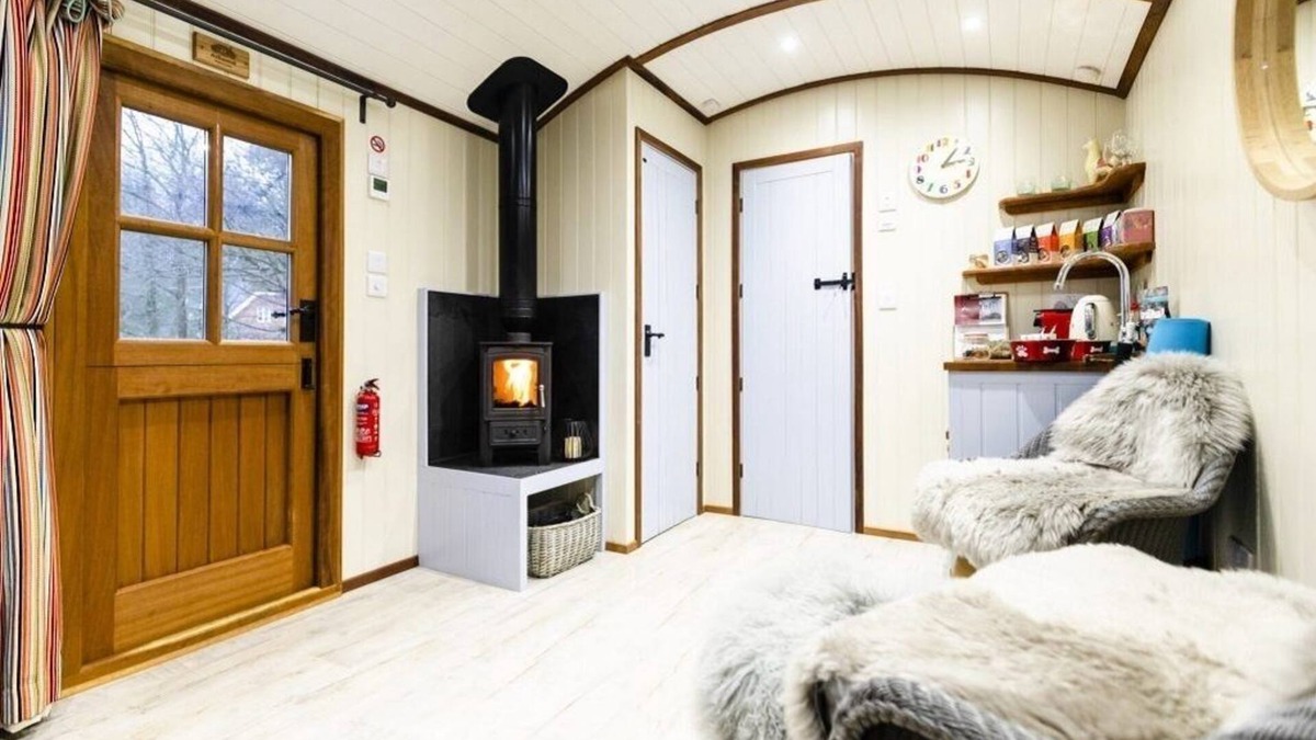 Godalming Cabin | Luxury Shepherd's Hut #4 - Overlooking Rolling Surrey Hills