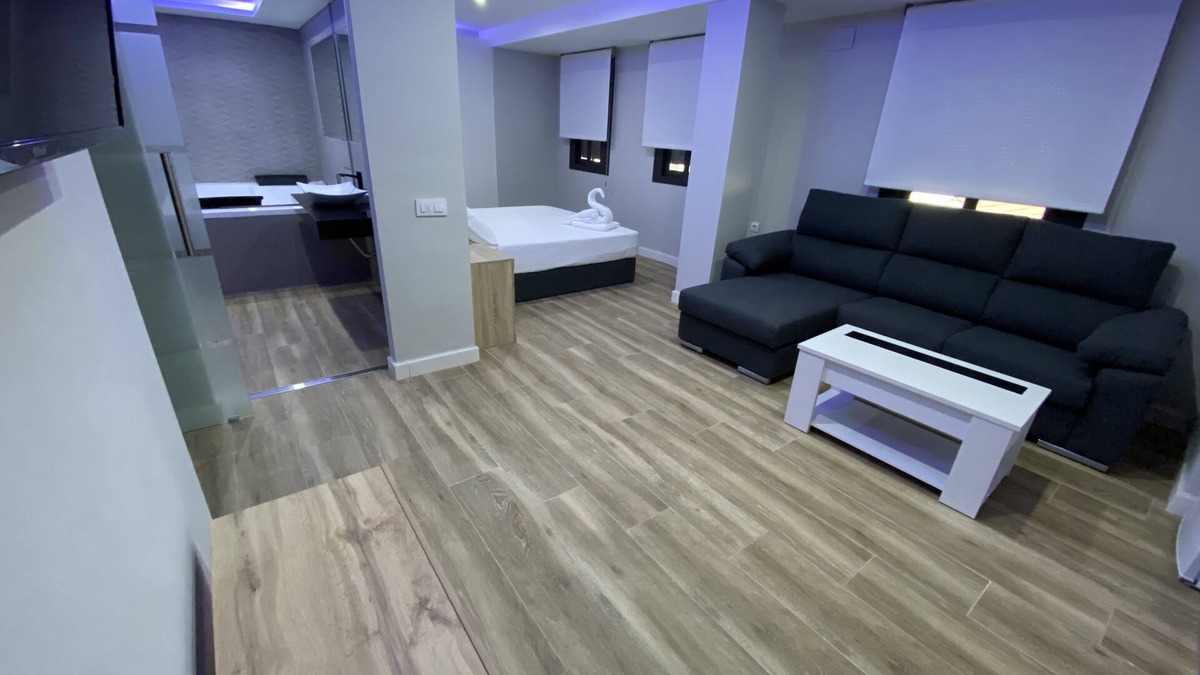 Linares Apartment | Luxury Silver