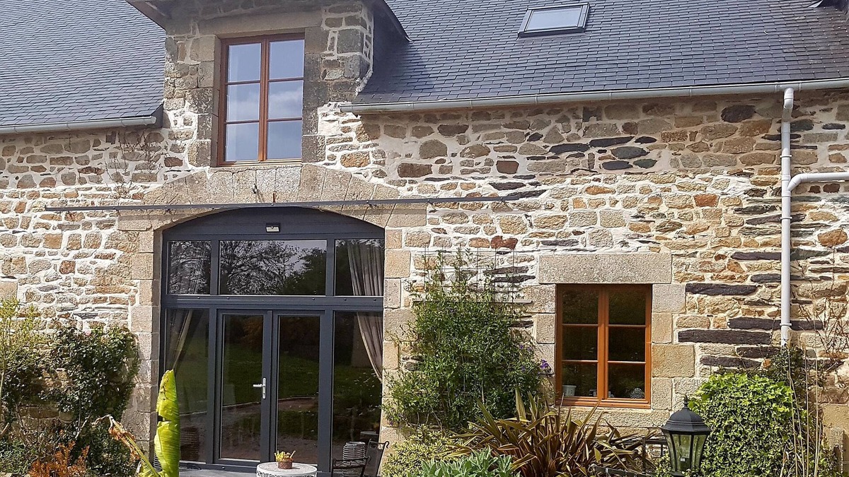 Cast House | Luxury, spacious 3 bed converted Coach house. 10kms from the coast!