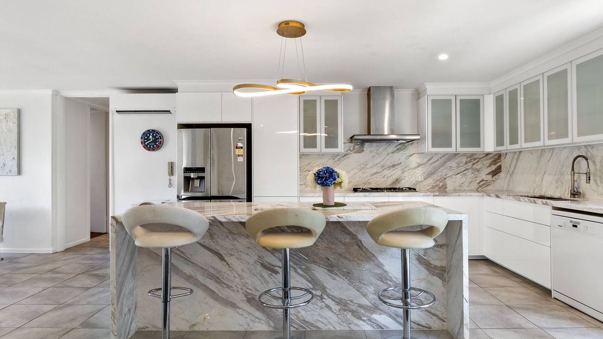 Toorak Apartment | Luxury spacious 3-bedroom Suite on exclusive Lansell Rd, Toorak