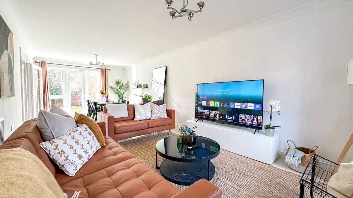 Bracknell House | Luxury & Spacious 5 Bedroom Townhouse - Sleeps 8