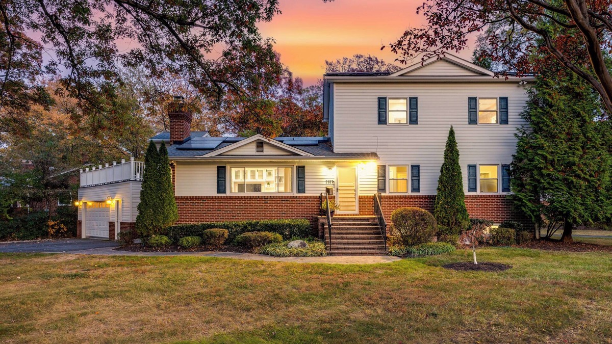 Alexandria West House | Luxury Spacious Alexandria Home Minutes to Washington D.C.