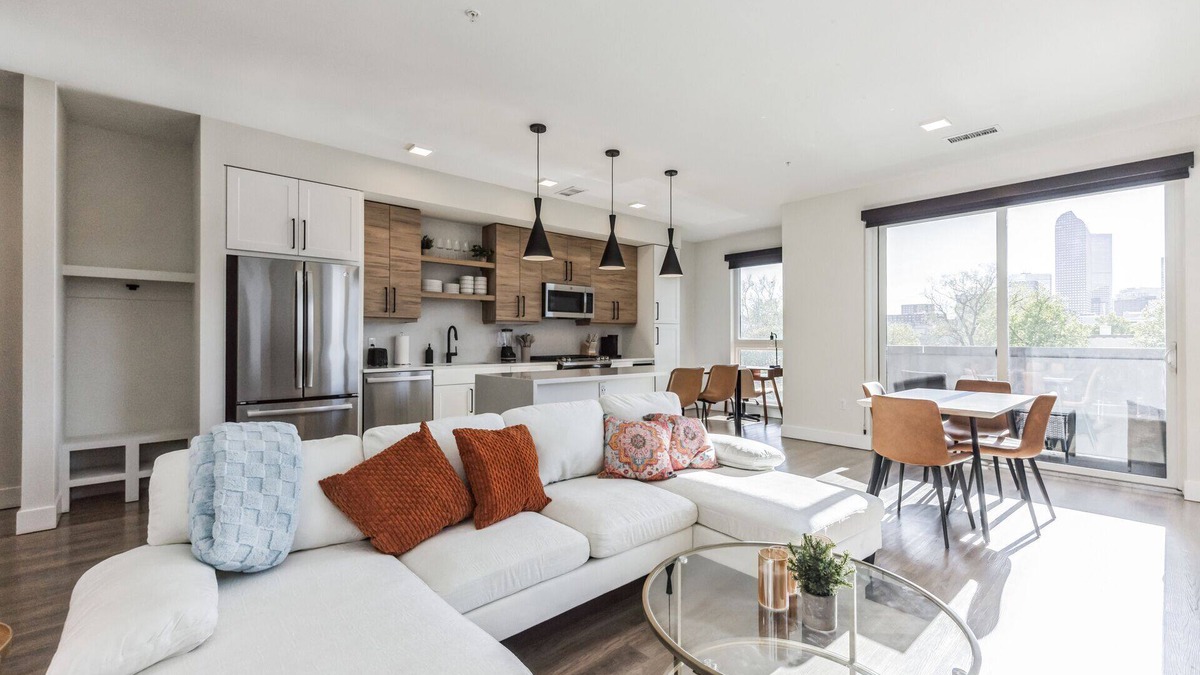Uptown Apartment | Luxury Spacious Apt, Gym, Spa, Garage & DT Views