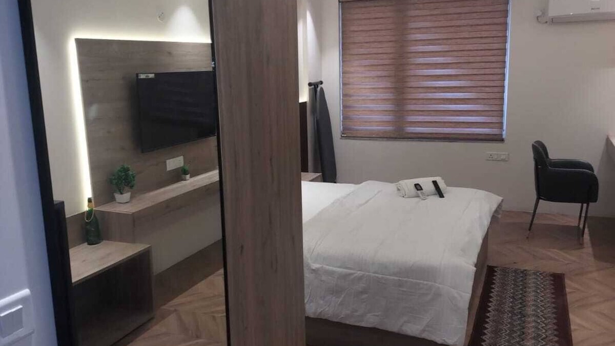 Jaypee Greens Apartment | Luxury spacious rooms in central city opp. metro station 5 min from Pari Chowk