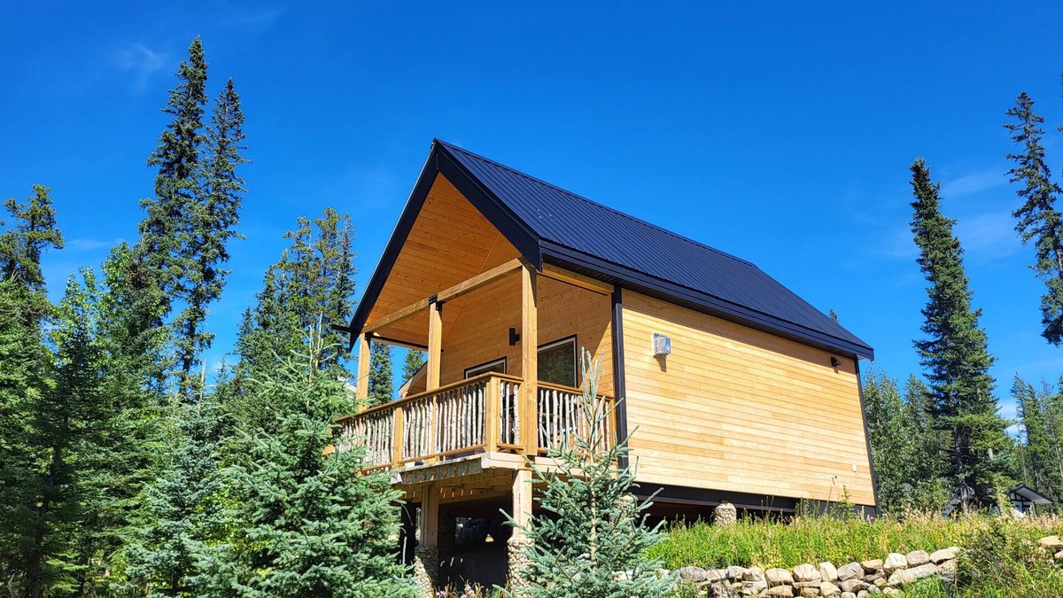 Nordegg Cabin | Luxury Stargazer Cottage - The Deer Den