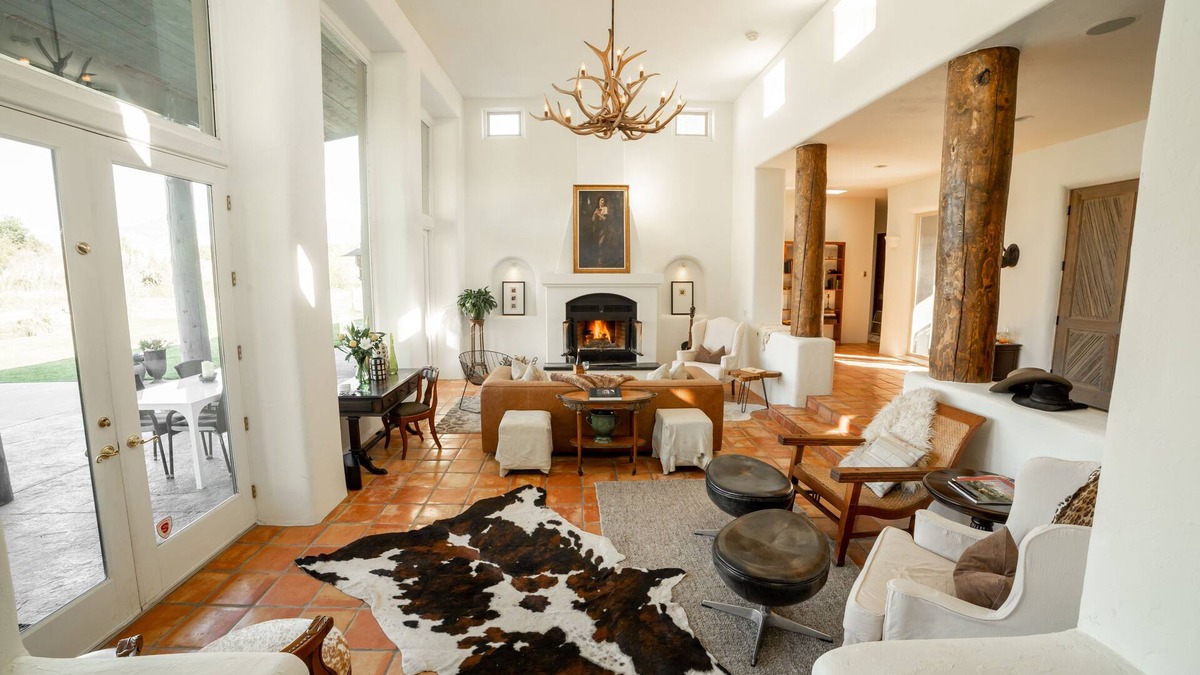 Clifton House | Luxury stay on lake with hot tub and pickleball