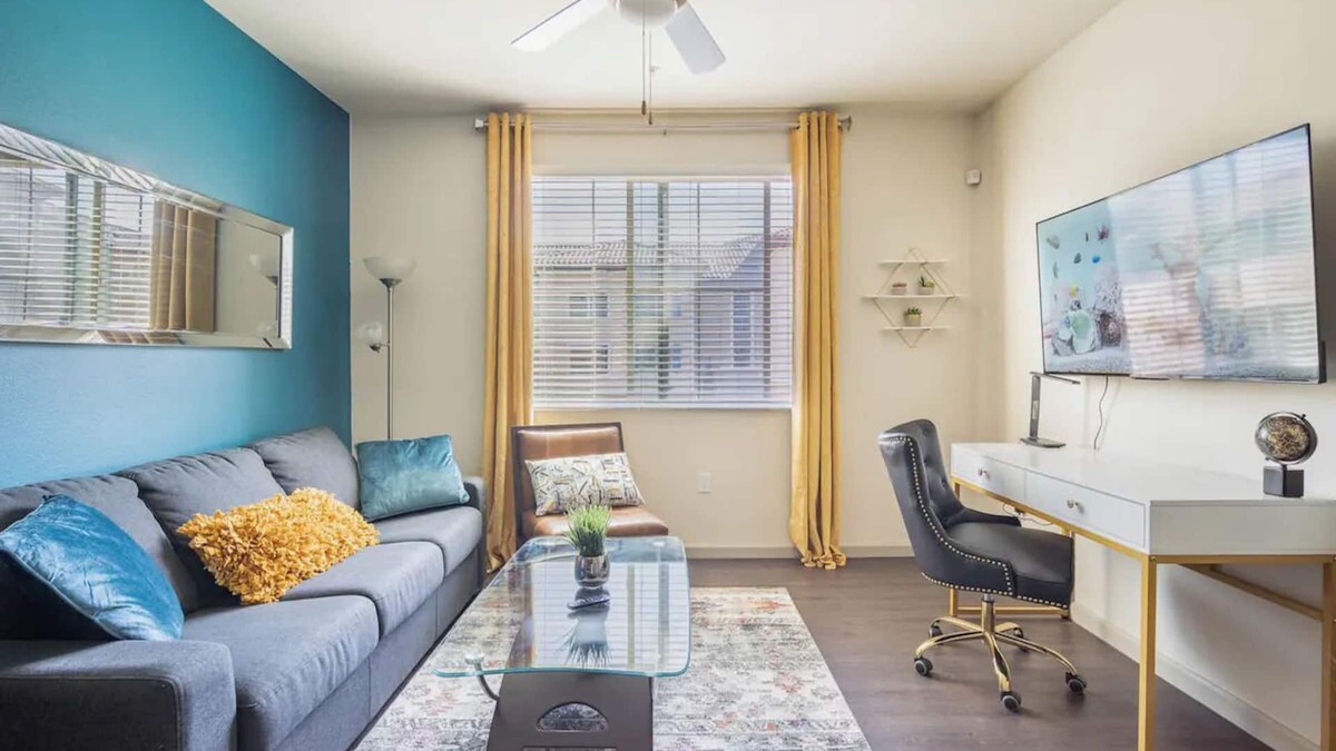 Camarillo Apartment | Luxury Suite King Bed 👑 Wi-Fi Pool Gym ✦ 55" Smart TVs 📺 Full Kitchen