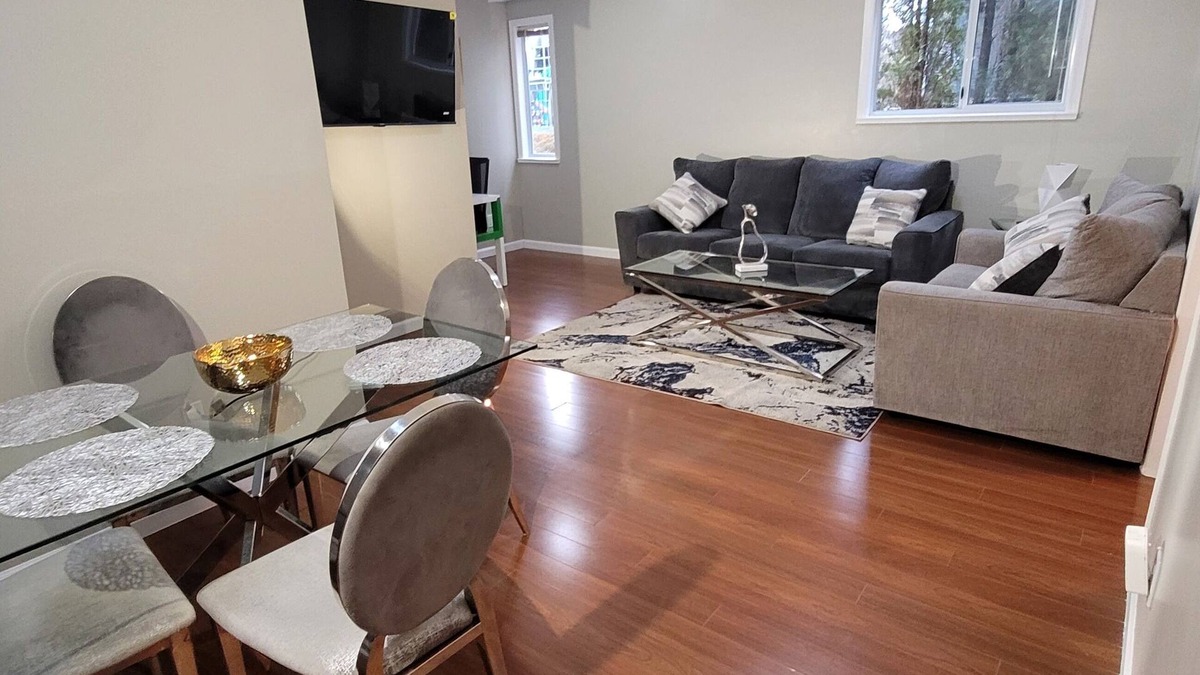 Upper Ten Oaks House | Luxury Suite near Ledgeview Golf,Abbotsford International Airport,Shops & Malls
