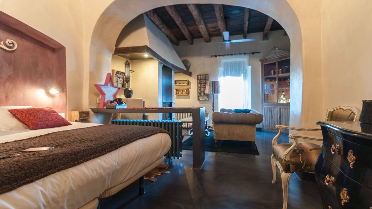 Santa Pau Cottage | LUXURY SUITES MANOR. Swimming pool. BBQ. Waterfall. Volcanoes. Up to 14 people