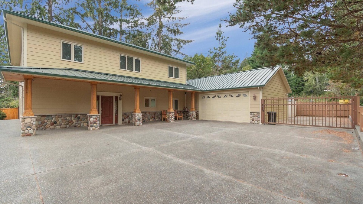 Westport House | Luxury, Theater Room, Pool Table, Close to Town/Beach (Amber)