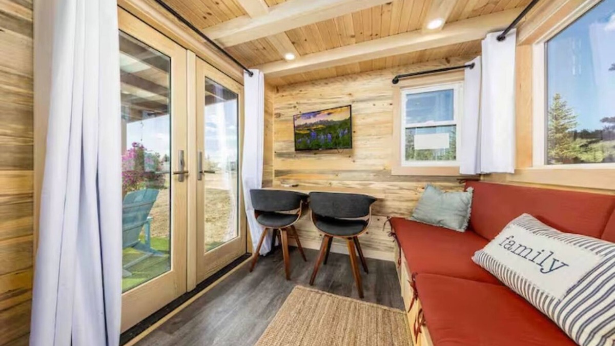 Montrose Cabin | Luxury Tiny Home/Base Camp to Ouray, Telluride/3 Queen beds/Washer & Dryer/Smart TV/Hot Tub Access/Patio w/Mountain Views/Fire Pit/11 mi to Airport