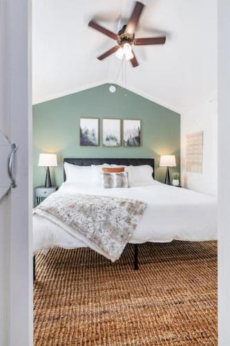 Guntersville Apartment | Luxury Tiny House Mins to Lake, Downtown Guntersville Boat Parking