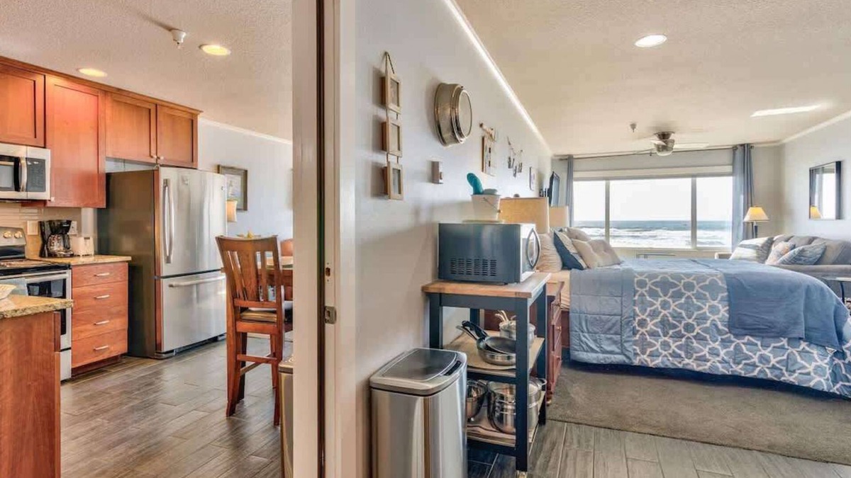 Logsden Condo | Luxury Top Floor Beachfront Super Condo -Sleeps 8!